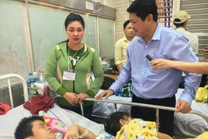 Phó chủ tịch UBND TP thăm học sinh bị thương vụ sập giàn giáo