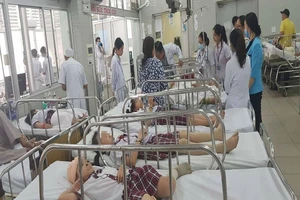 Sập giàn giáo trong sân trường, 25 học sinh bị thương