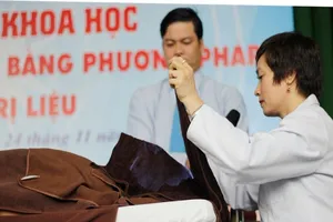 Chữa bệnh bằng lửa ở đâu để không tiền mất tật mang? 