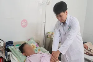 Phát hiện ung thư đường tiết niệu khi đi mổ cột sống