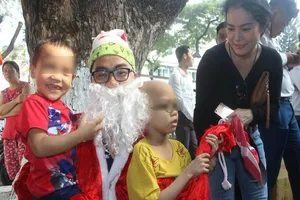Ông già Noel xuất hiện bất ngờ làm ấm lòng các bệnh nhi