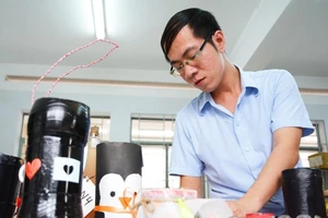 Thầy giáo bày học sinh nhận diện rau nhiễm hóa chất