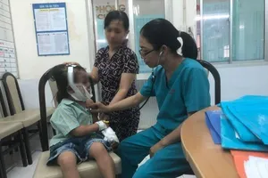 Bé gái bỏng nặng vì nghịch chai keo xịt tóc đã hết