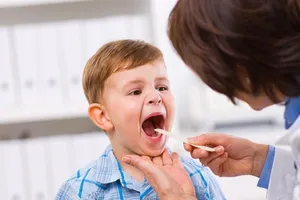 Thận trọng khi cho trẻ viêm họng cấp uống kháng sinh 