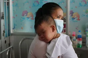 Cần chế tài xử lý người không đưa trẻ đi tiêm chủng? 