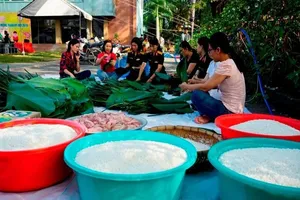 Y bác sĩ gói bánh chưng tặng bệnh nhân không về quê ăn Tết