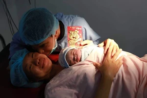 Bác sĩ tất bật giúp 'heo vàng' chào đời đêm giao thừa