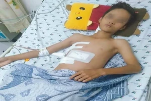 Đi cắt lúa thuê, bé trai nhà nghèo bị thanh sắt đâm thấu ngực