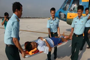 Trực thăng đưa người từ Trường Sa về đất liền cấp cứu