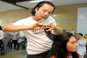 Bệnh nhân được cắt tóc nghệ thuật, chăm sóc móng tay ngày 8-3