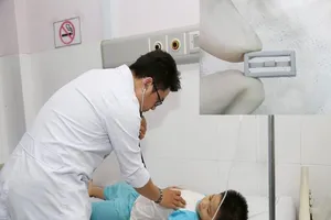 5 phút nín thở cứu bé trai nuốt nhầm đồ chơi xếp hình