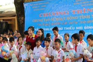 Trò nghèo háo hức khi được nhận học bổng, tặng quà