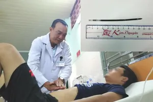 Ruột bút bi 11 cm cắm vào dạ dày vì thanh niên lỡ dại nuốt thử