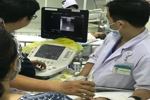 Câu chuyện phía sau ca mổ lúc 0 giờ cứu đôi mắt cho bé trai