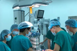 Bệnh viện Chợ Rẫy phẫu thuật hàng trăm ca bằng robot