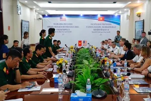 Đô đốc Hoa Kỳ Philip Davidson thăm bệnh viện Quân y 175