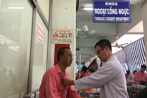 Khám sức khỏe, tá hỏa phát hiện răng giả mắc ở cổ 4 năm 