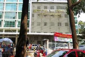 Bé trai bị xe trả khách tông nguy kịch ở trong bệnh viện 