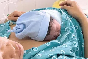 Sản phụ đẻ rơi con ngay giữa đường