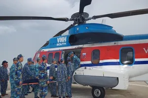 12 tiếng bay căng thẳng đưa chiến sĩ vào đất liền cấp cứu