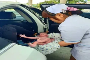 Tài xế dừng xe cho sản phụ đẻ giữa đường