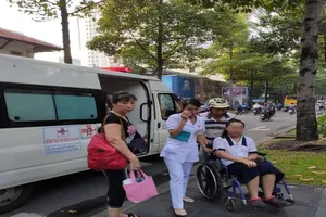 Thí sinh được bệnh viện 'hộ tống' đi thi vì mới mổ xong