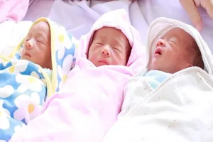 Sản phụ mang tam thai sinh 2 trai, 1 gái khỏe mạnh