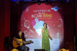 Bác sĩ 'lưu diễn' mang niềm vui Trung thu đến cho bệnh nhi 