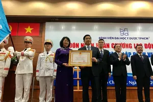 BV ĐH Y Dược TP.HCM nhận huân chương Lao động hạng Nhất