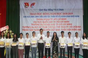 Quỹ học bổng Vừ A Dính trao 200 suất học bổng cho HS-SV nghèo