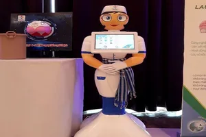 Bệnh viện 'sắm' điều dưỡng robot đón tiếp bệnh nhân
