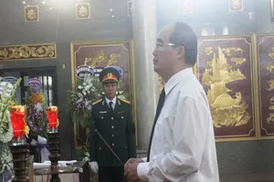 Hàng ngàn người đến viếng anh hùng phi công Nguyễn Văn Bảy