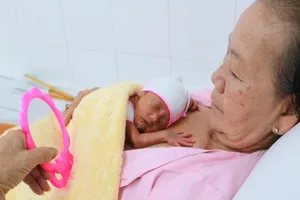 Tam thai 1 gái 2 trai cực non tháng được nuôi dưỡng thành công