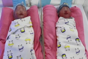 5 phút thần tốc cứu cặp sinh đôi bị sa dây rốn