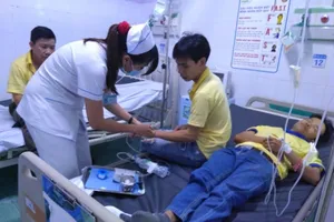 Ăn cơm tăng ca, gần 50 công nhân nhập viện nghi ngộ độc