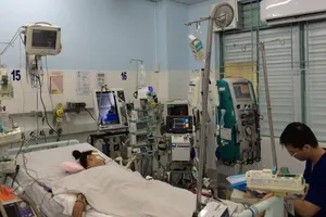 Kẹt xe nửa tiếng, vừa đến cổng bệnh viện bé gái ngưng tim