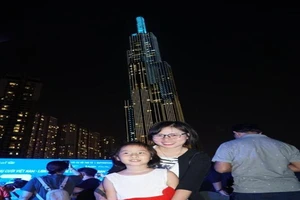 Nhuộm xanh tòa nhà cao nhất TP.HCM kêu gọi bảo vệ quyền trẻ em