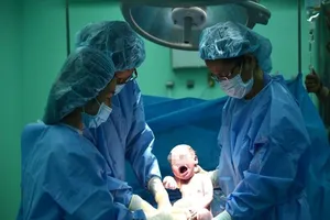 TP.HCM: Mẹ con suýt trả giá vì quyết 'sinh thuận tự nhiên'