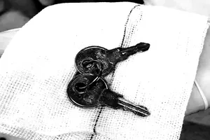 Học ảo thuật gia, bé trai 5 tuổi nuốt chùm chìa khóa vào bụng