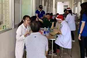 Giao lưu chiến sĩ trẻ, chăm sóc sức khỏe bà con nghèo 