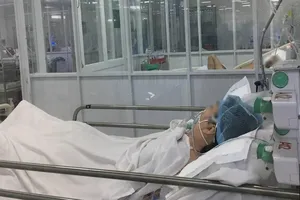 Trên đường đi làm, người phụ nữ trẻ ôm ngực đi cấp cứu