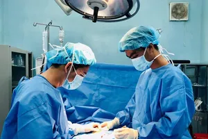 Tinh hoàn bé 14 tuổi đột ngột bị xoắn suýt gây hoại tử