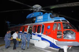 Trực thăng bay ra 2 đảo cứu 2 ngư dân gặp nguy hiểm