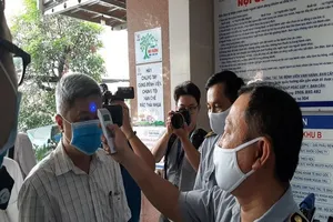 Thứ trưởng Bộ Y tế kiểm tra phòng dịch tại BV tư nhân ở TP.HCM