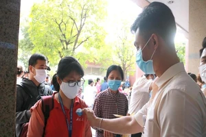 Dán nhãn sàng lọc COVID-19 cho người vào bệnh viện