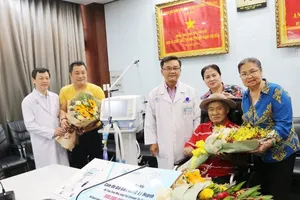 Gia đình nghệ sĩ Lý Hùng tặng BV Chợ Rẫy máy thở 500 triệu 