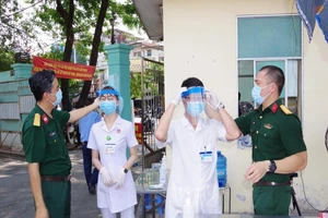 Bệnh viện dã chiến tặng y, bác sĩ 1.000 nón bảo hộ ngừa COVID