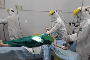 Bác sĩ mặc đồ bảo hộ cứu sản phụ vỡ thai ở khu cách ly