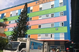 Bé gái bị lột toàn bộ mái tóc dài khi phụ mẹ xay nước đá