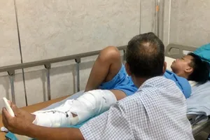  Cây phượng bật gốc trong trường: 1 học sinh qua cơn nguy kịch